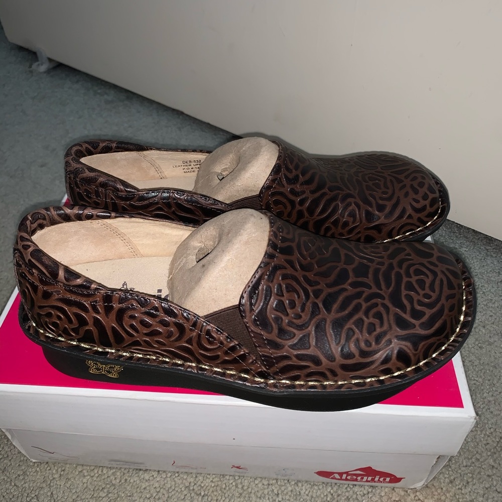 Alegria Debra Brown Embossed Rose